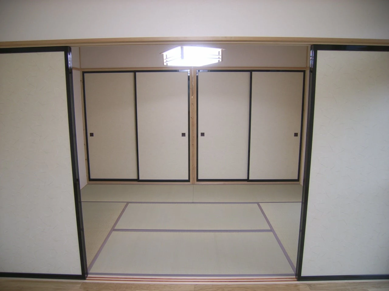 襖と押し入れのある和室。畳が新しく入れ替えられている