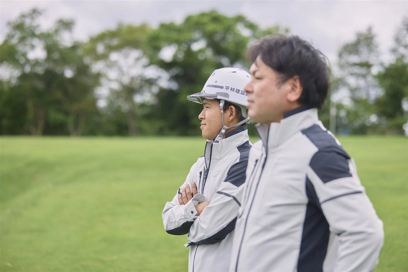 丘の上で語らう2人の社員