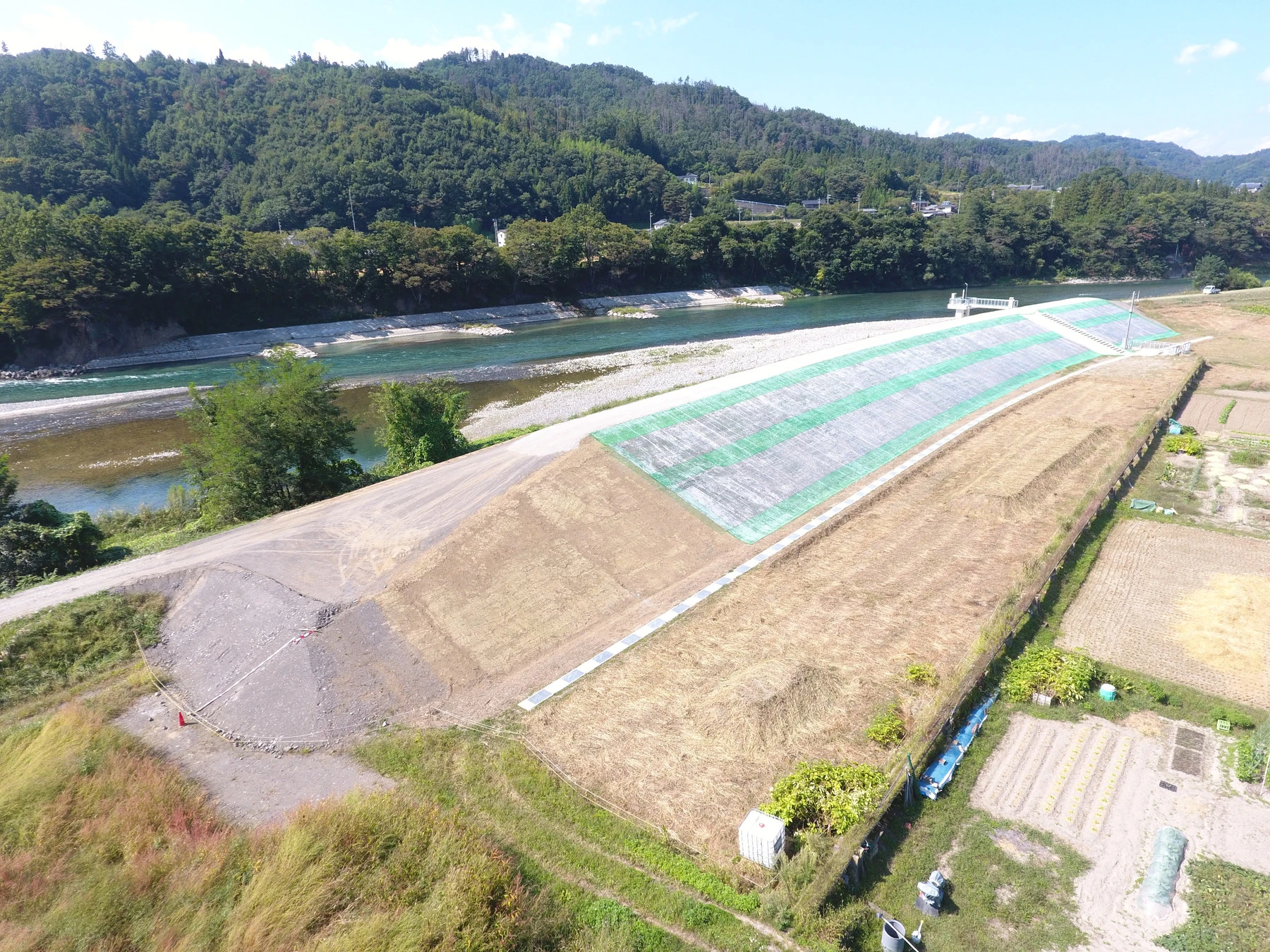 上空から見た、川と田畑のあいだに造成した堤防と作業道