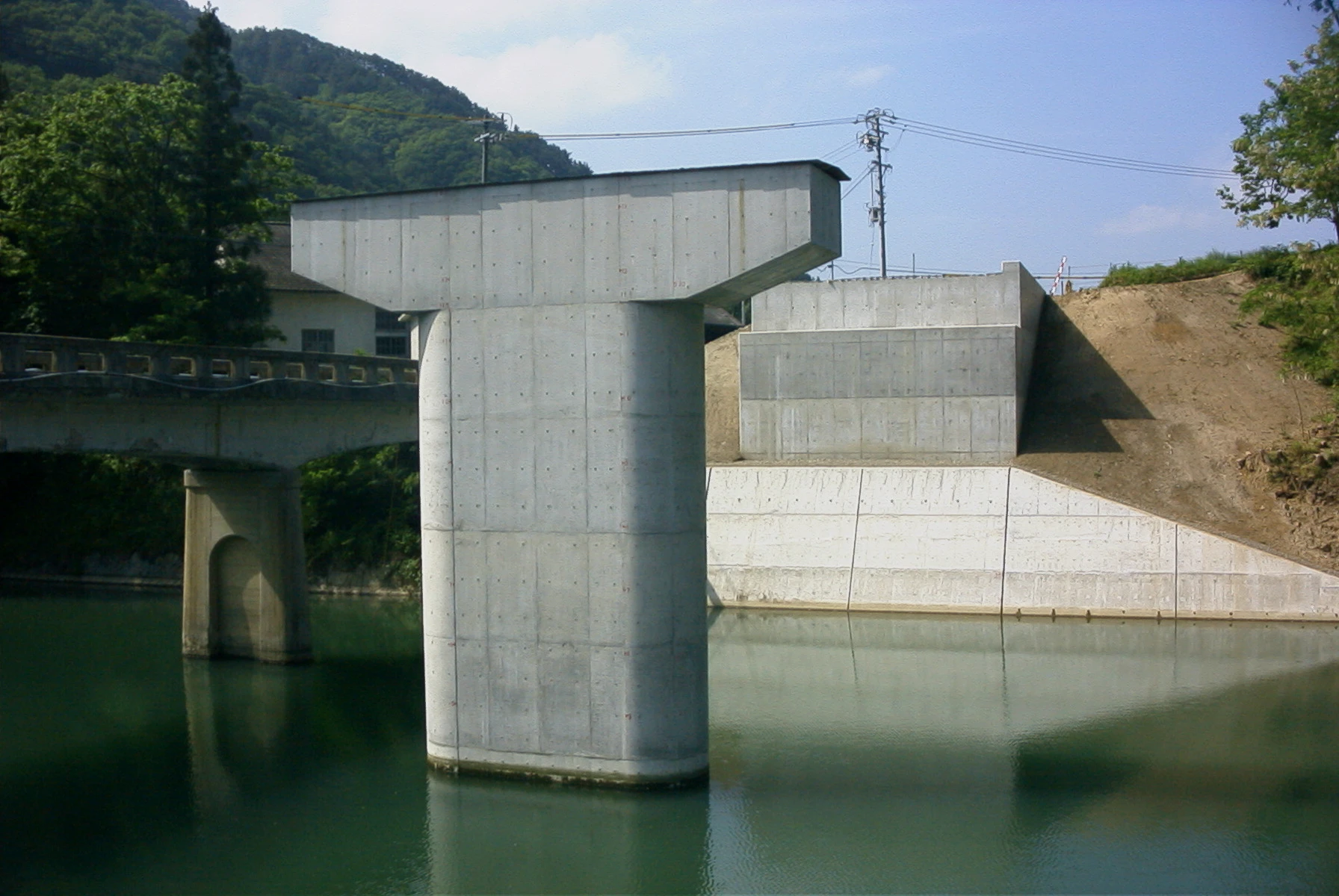 近くから見た橋脚の頭部と、右手の岸に築いたコンクリートの橋台