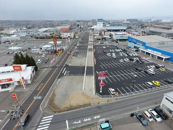 拡幅工事が進む市街地の国道を高所から見た様子