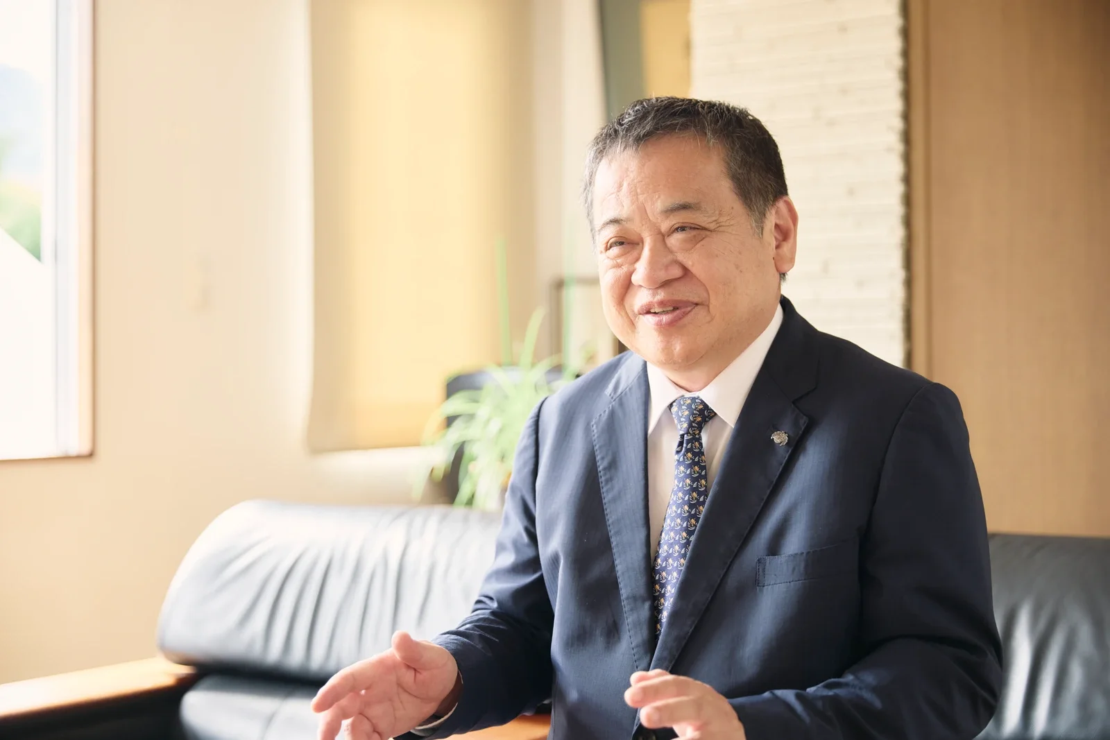応接室で来客と向き合って話す代表取締役
