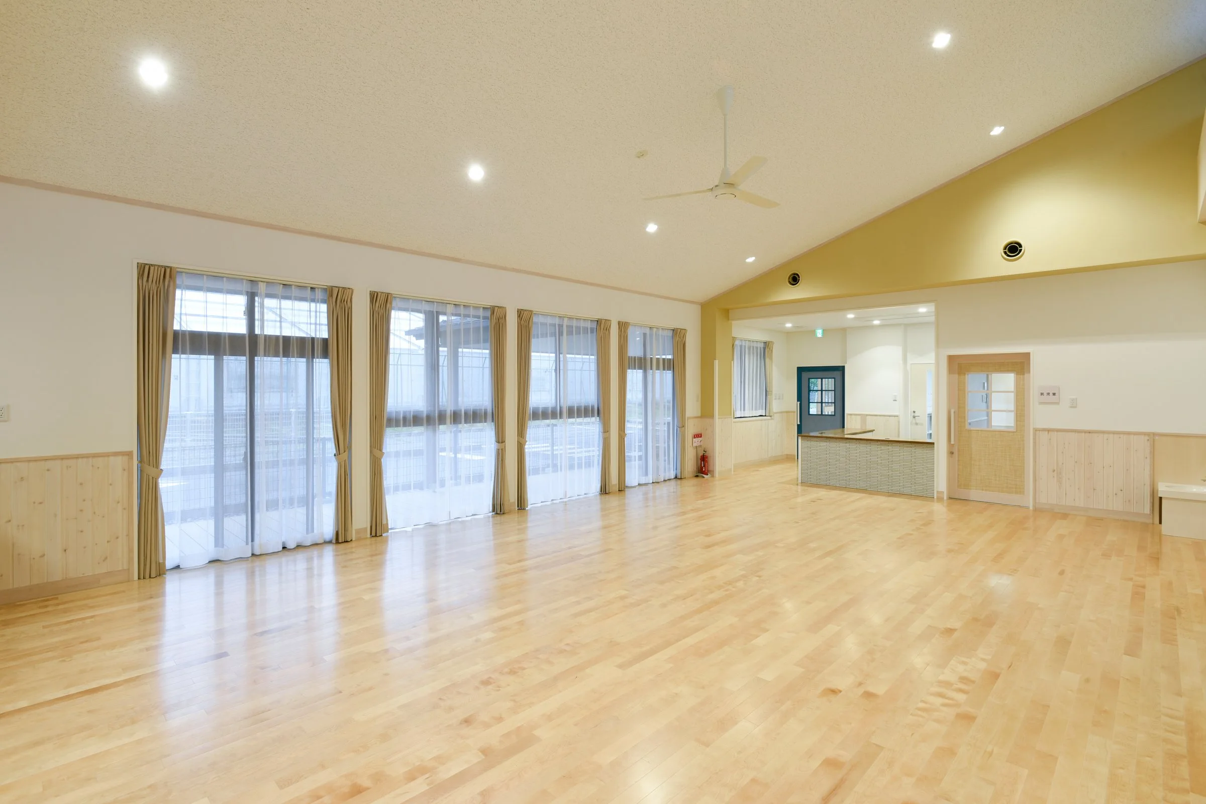 大きな窓に面した、板張りの広い部屋
