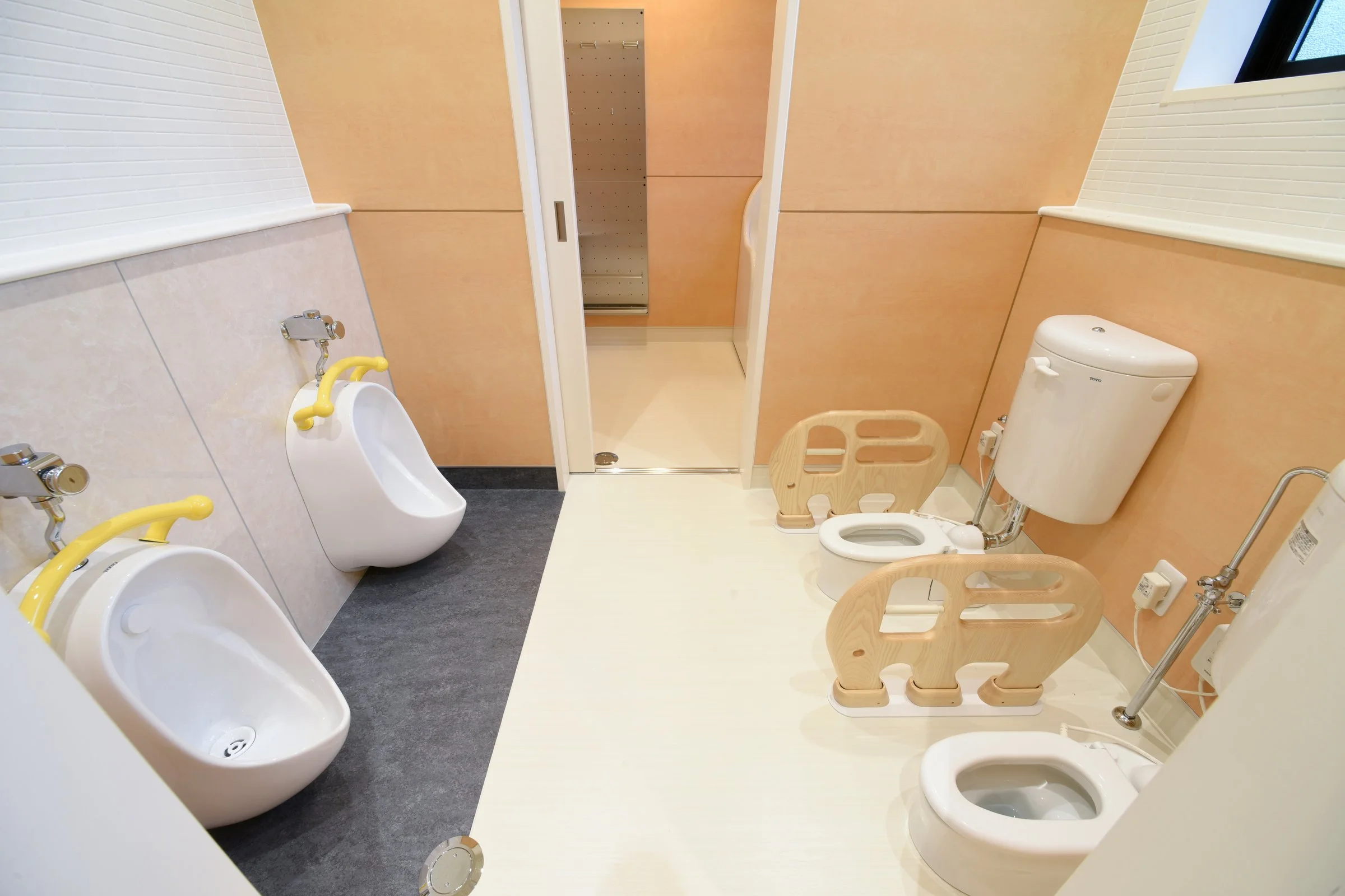 洋式便器と小便器が並ぶ手洗い場