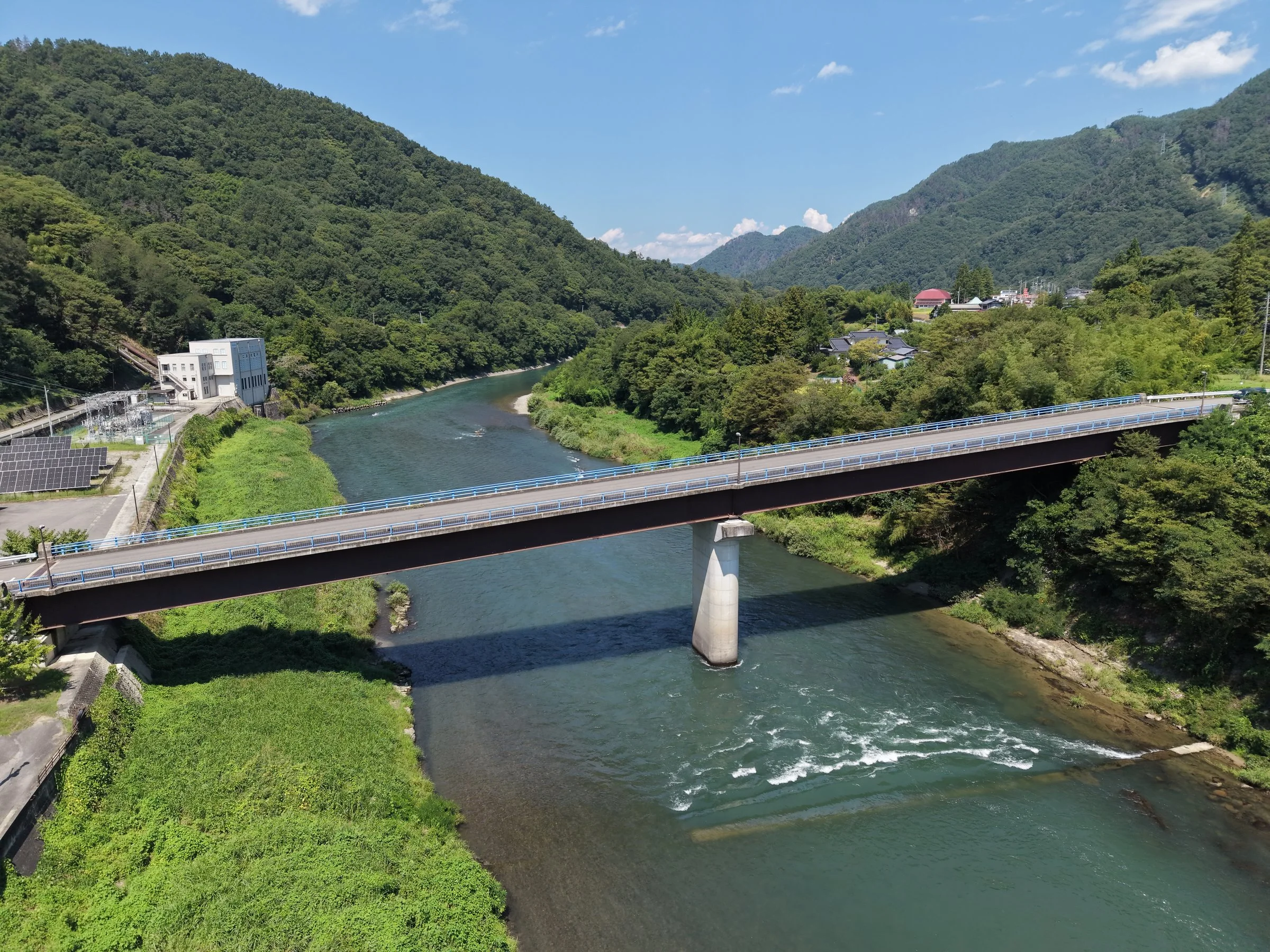上空から見た、谷を渡る橋と川