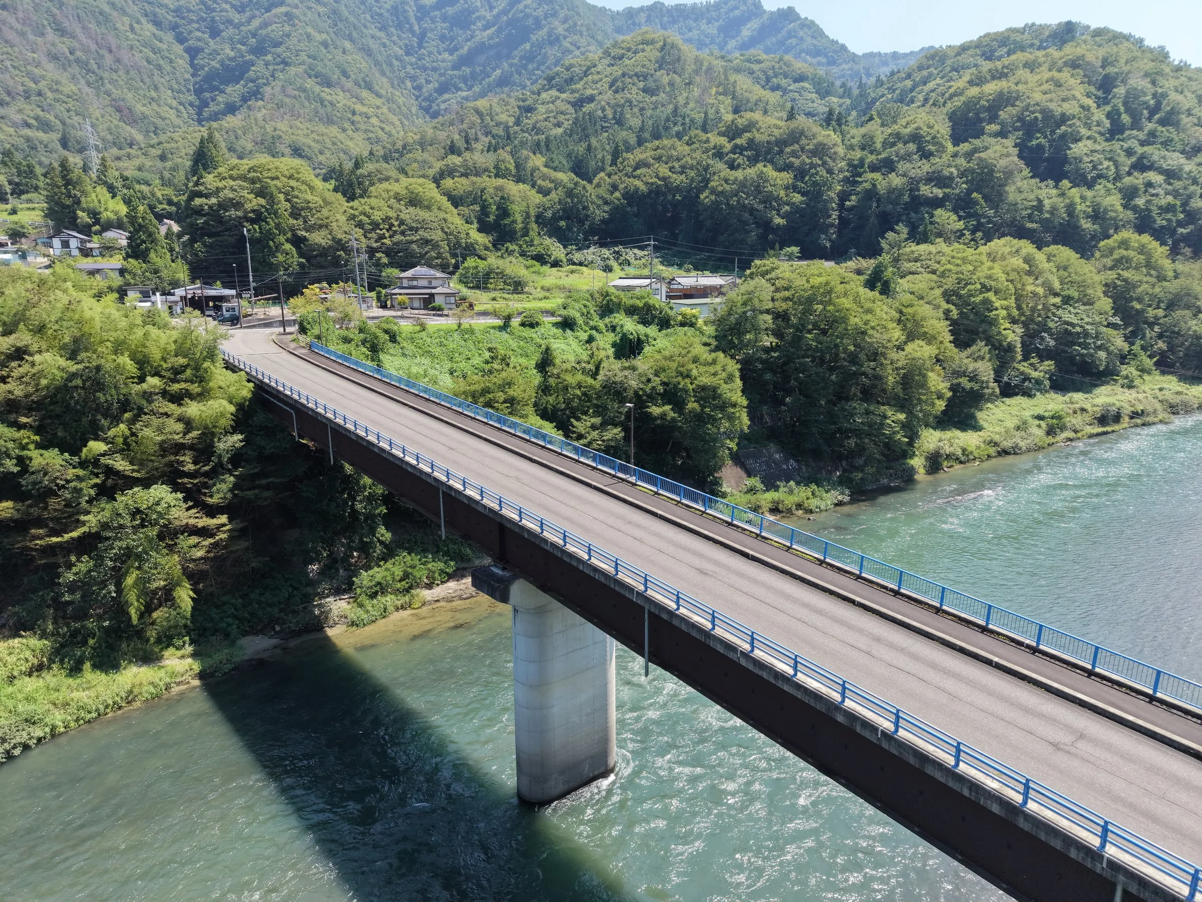 上空から斜めに見た、川に架かる橋