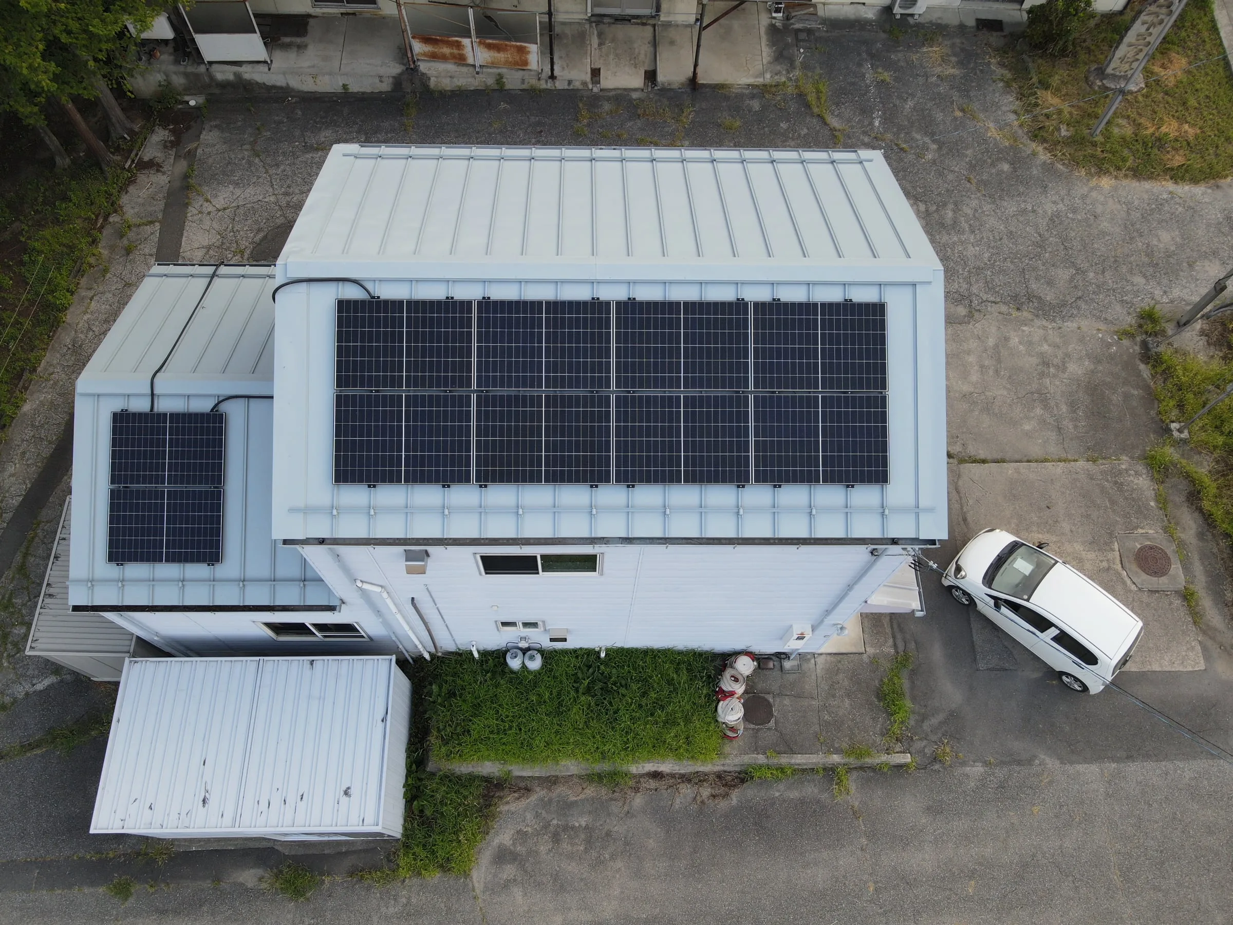 詰所の屋根に並ぶ太陽光パネルを真上から見た様子